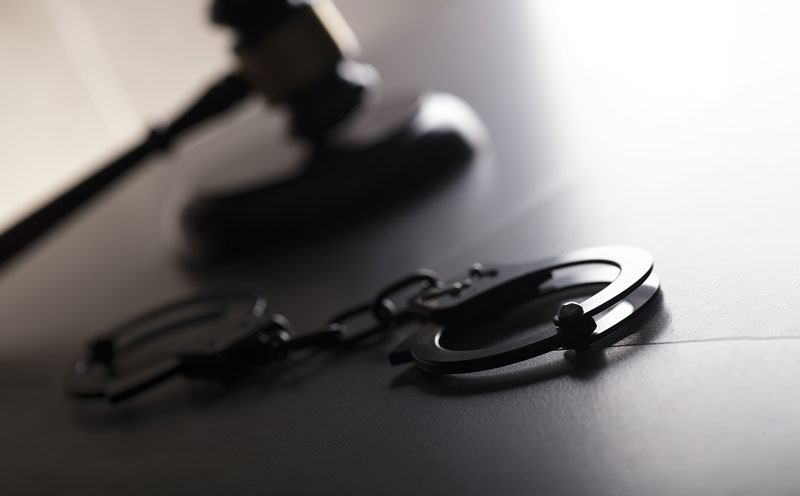 证人亲属受到打击报复，如何保护及惩罚