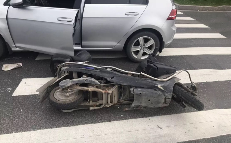 汽车与电动自行车撞伤