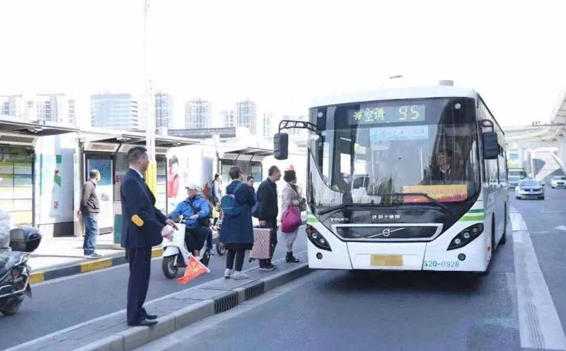 交警认定认定被告一秦某负事故的全部责任，原告葛某无责任。