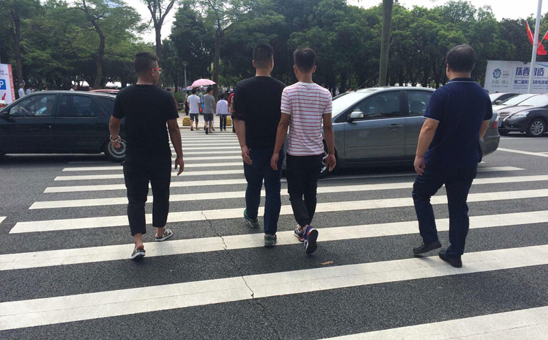 横过马路的原告左脚发生刮碰