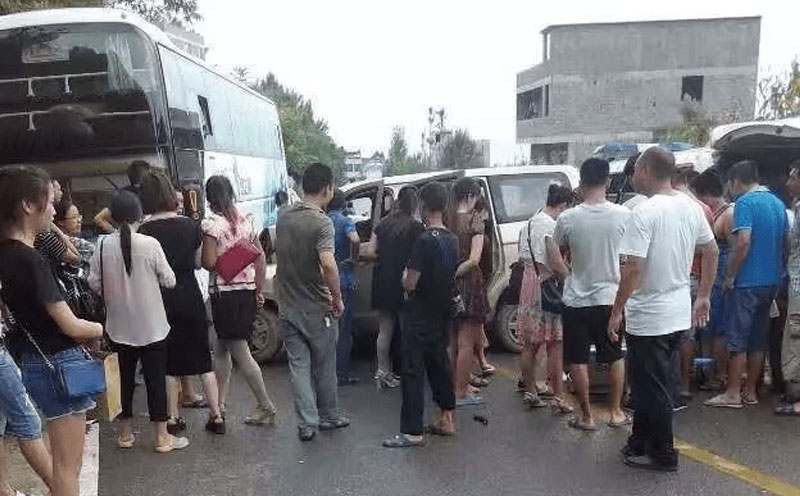 大巴车与面包车相撞
