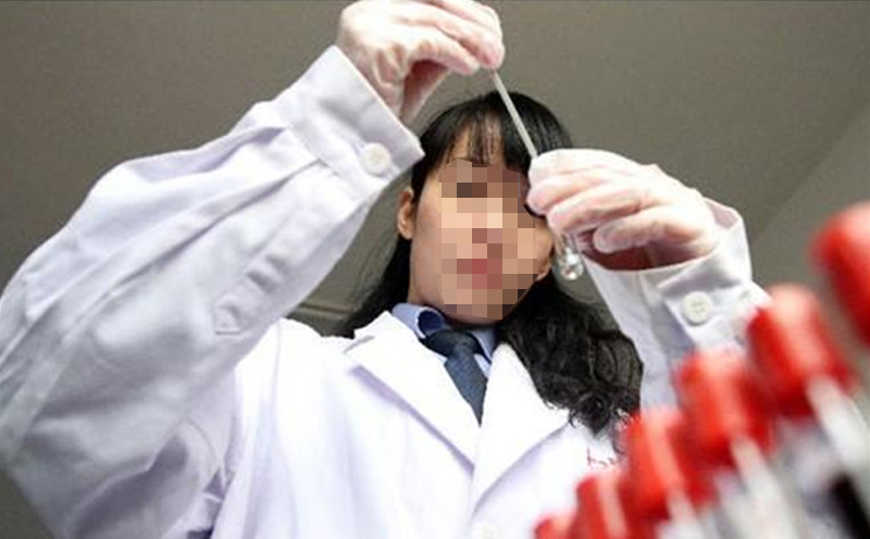 法医临床鉴定检查妇女的身体，应当由女工作人员或者医师进行
