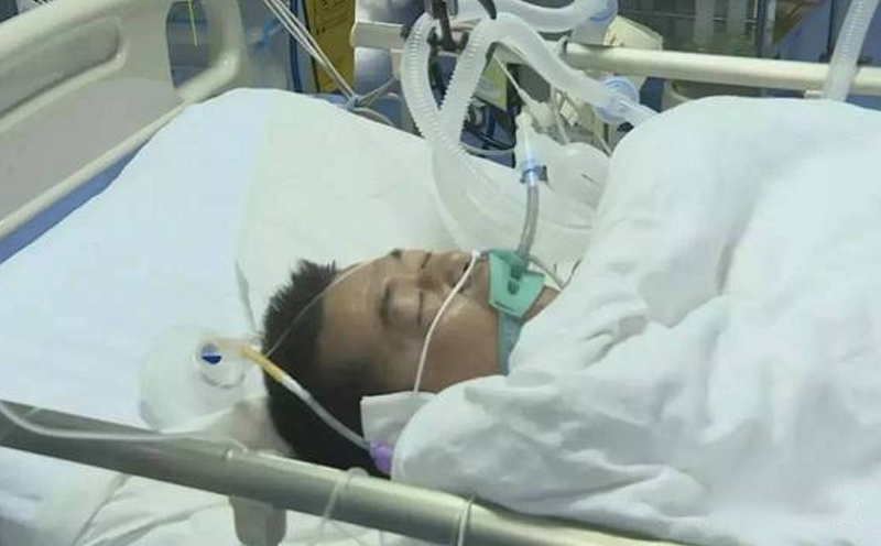 被告李某驾驶粤B8HXX与步行的原告碰撞，造成原告受伤的事故