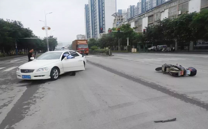 一辆白色机动车与电动车相撞