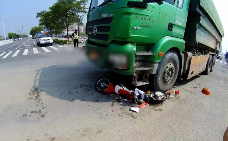 电动自行车与一辆卡车发生交通事故