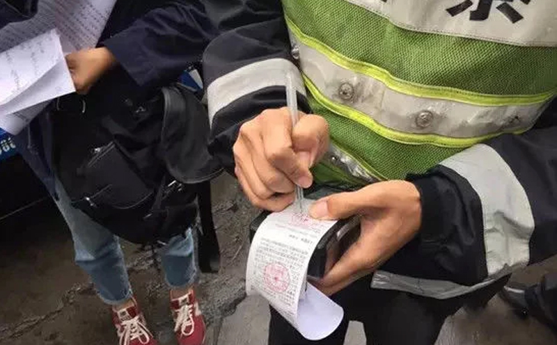 个别地方的公安交管部门待结束现场勘验、收集完必要的证据后