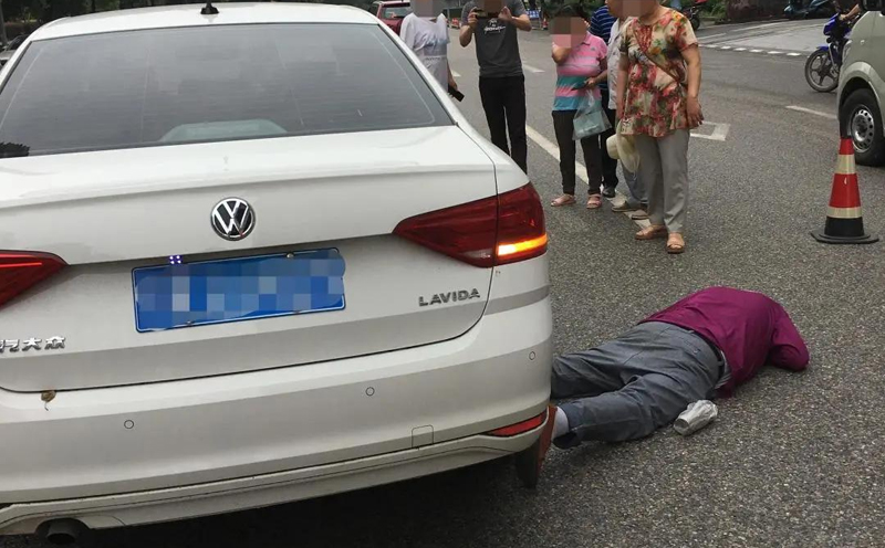 车辆撞上一行人