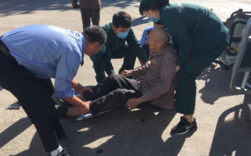 出现伤者的情况下，当事人应尽快救助伤员