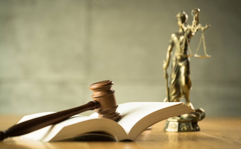 机动车发生交通事故造成他人损失的，受害人可以向承保交强险的保险公司索赔
