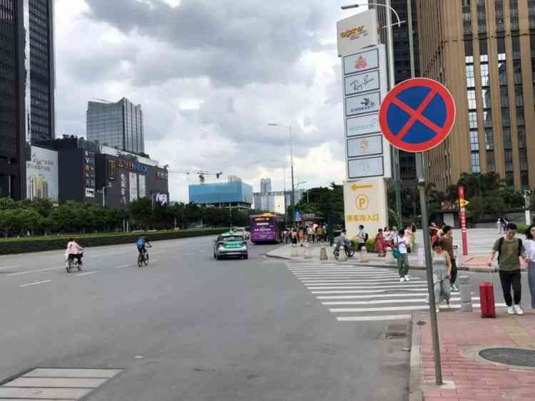 路口违停车