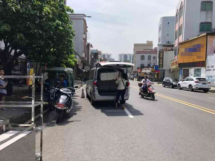 马路边临时停