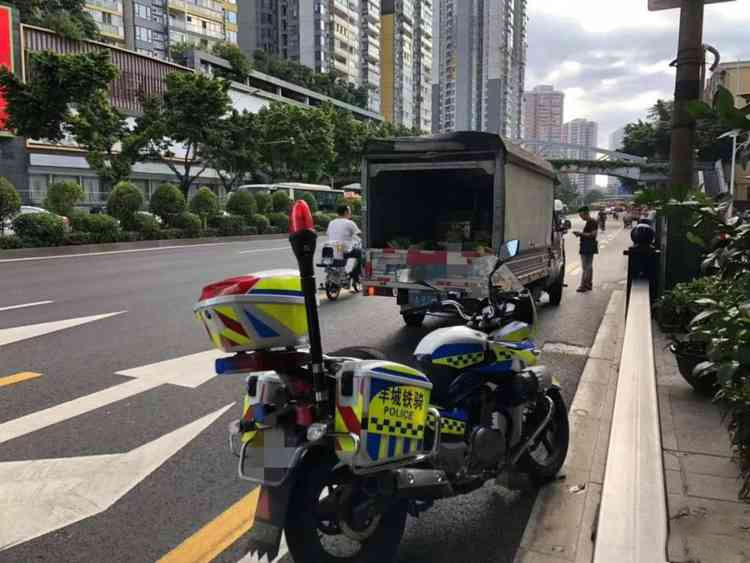 不然交警叔叔就来给你开罚单