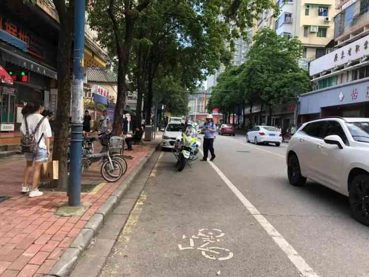 交警叔叔如果刚好看到你在违停