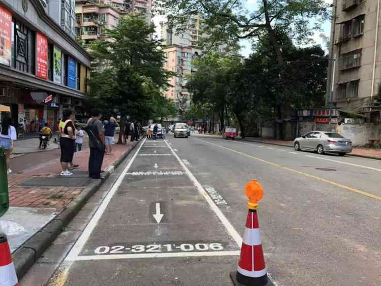 路边停车一定要停在有划线的停车位