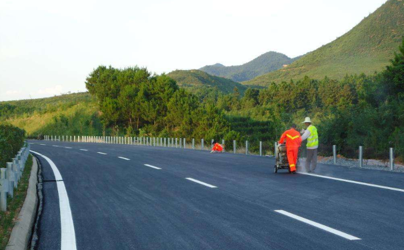 在道路上堆放、倾倒、遗撒物品等妨碍道路通行，发生交通事故